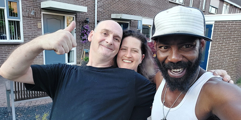 Op bezoek bij de familie van Doedoe de Husky Ron Georgina  Stanley ter Haar Wijk bij Duurstede